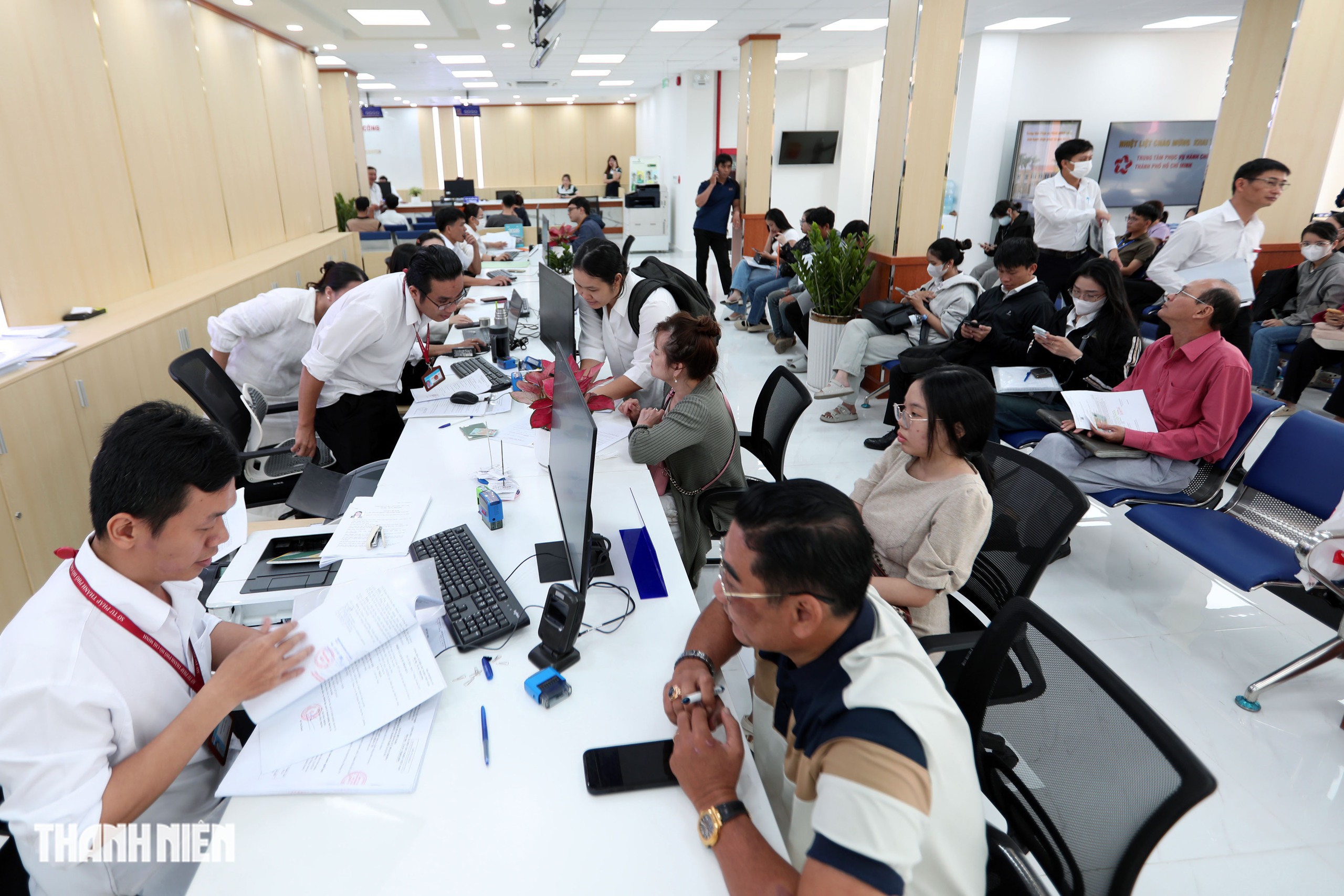 Ngày đầu tiên vận hành của Trung tâm Phục vụ hành chính công TP.HCM  - Ảnh 7.