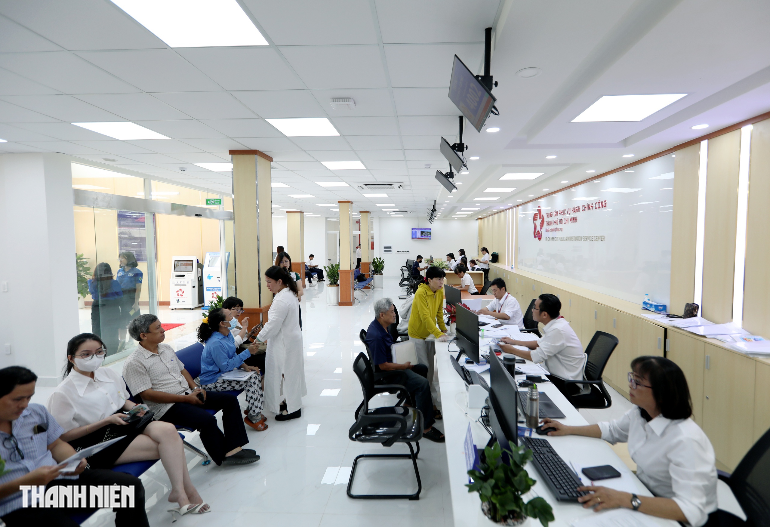 Ngày đầu tiên vận hành của Trung tâm Phục vụ hành chính công TP.HCM  - Ảnh 10.