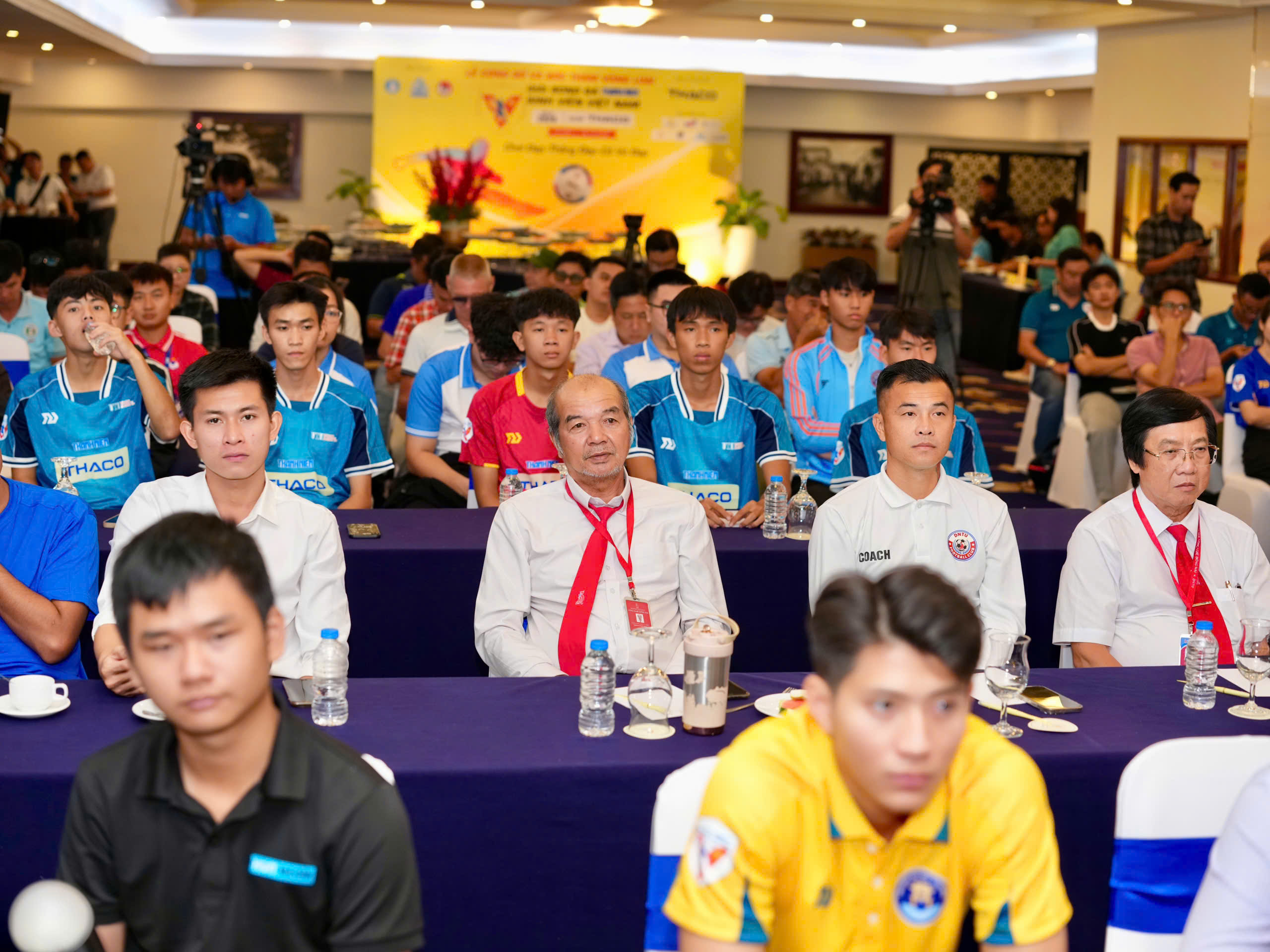 TNSV THACO cup 2026: Tiếp nối rực rỡ bóng đá Việt Nam - Ảnh 8.