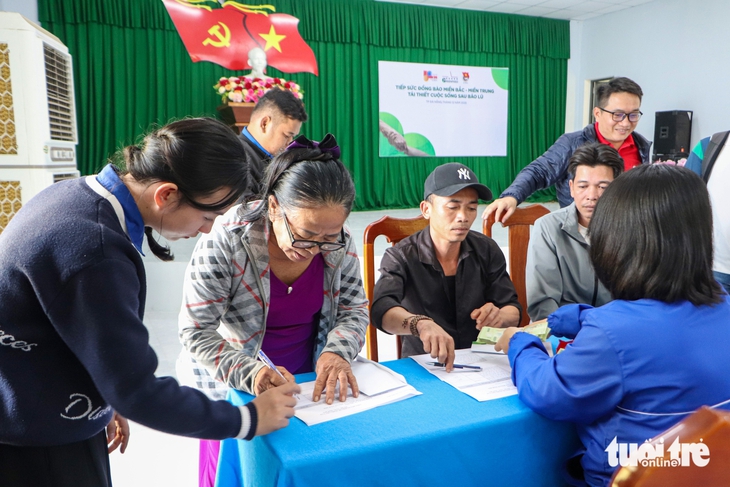 Tuổi Trẻ và GREENFEED tiếp sức 1 tỉ đồng cho người dân vùng lũ Đà Nẵng - Ảnh 3.