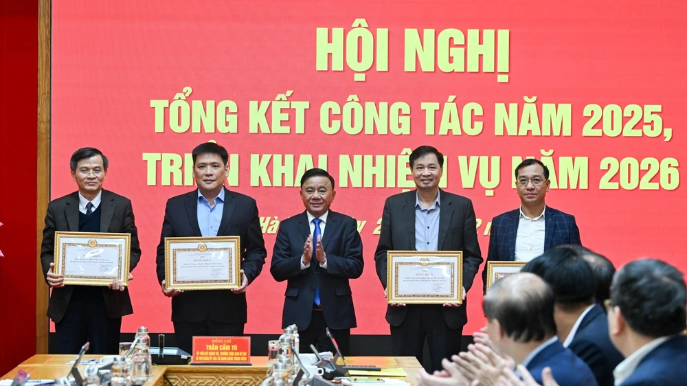 Thường trực Ban Bí thư Trần Cẩm Tú, Bí thư Đảng ủy các cơ quan Đảng Trung ương trao bằng khen cho các tập thể hoàn thành xuất sắc nhiệm vụ năm 2025. Ảnh: NHÂN DÂN thuong-truc-ban-bi-thu-chuyen-doi-so-phai-tu-co-lam-sang-lam-den-noi-den-chon.jpg