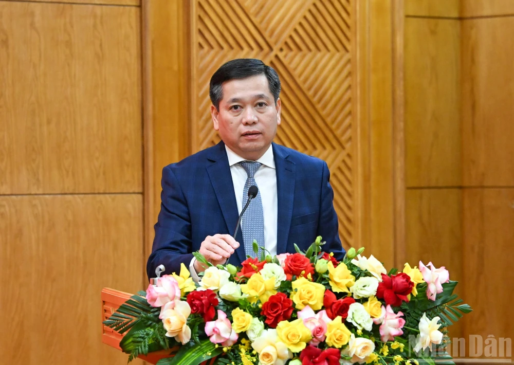 Phó Bí thư Thường trực Đảng ủy các cơ quan Đảng Trung ương Nguyễn Long Hải trình bày báo cáo tại hội nghị. Ảnh: NHÂN DÂN thuong-truc-ban-bi-thu-chuyen-doi-so-phai-tu-co-lam-sang-lam-den-noi-den-chon-2.jpg