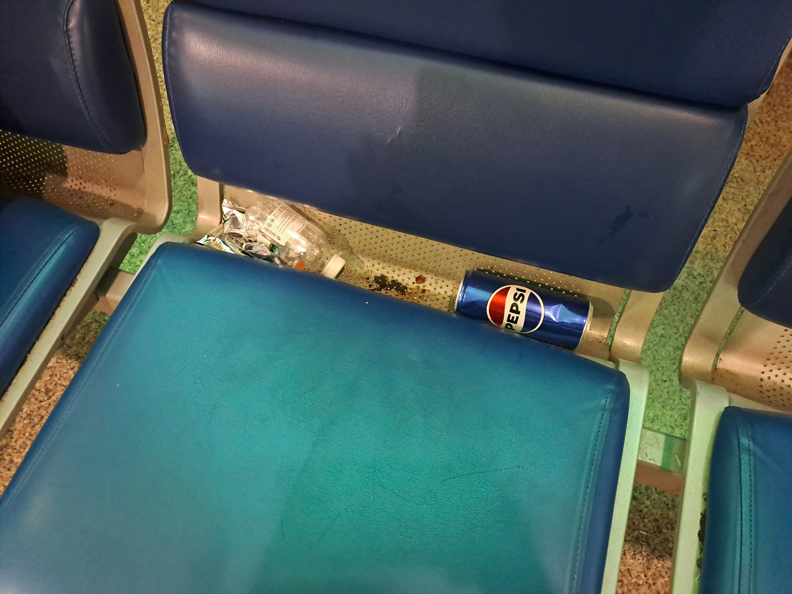 Xả rác bừa bãi tại sân bay Tân Sơn Nhất: Khi ý thức còn nhiều 