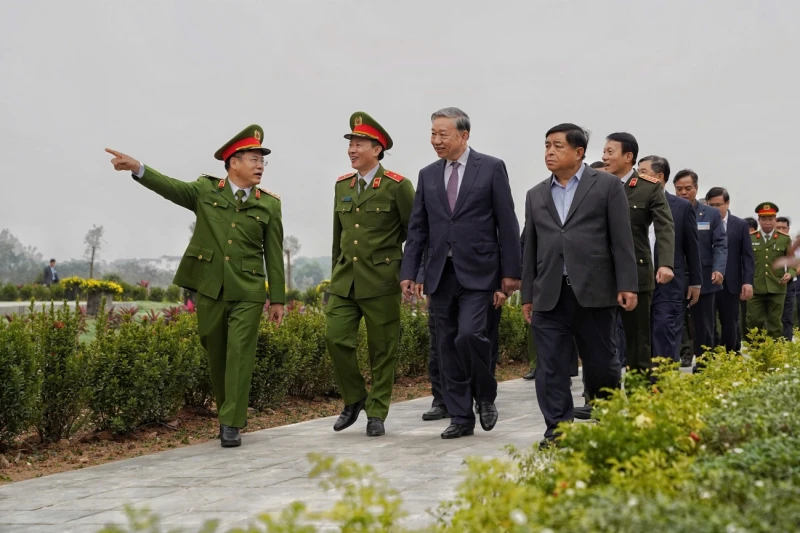 Tổng Bí thư Tô Lâm và Bộ trưởng Lương Tam Quang cùng các đại biểu kiểm tra công tác tại Trung tâm Dữ liệu Quốc gia, Bộ Công an. tong-bi-thu-To-Lam.jpg
