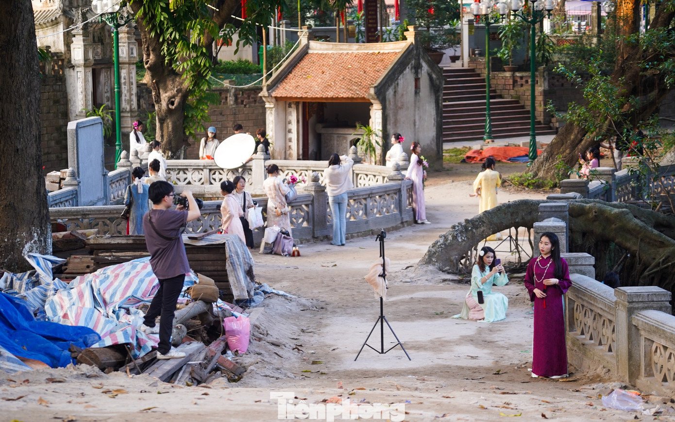 Không nổi tiếng như nhiều điểm văn hóa quen thuộc, đền Voi Phục thời gian gần đây được giới trẻ truyền tai như một “tọa độ check-in” kín tiếng. Không gian rêu phong, lối gạch cổ và hàng cây già đổ bóng tạo nên phông nền cổ kính... phù hợp với những bộ ảnh áo dài mang phong cách nhẹ nhàng, hoài niệm.