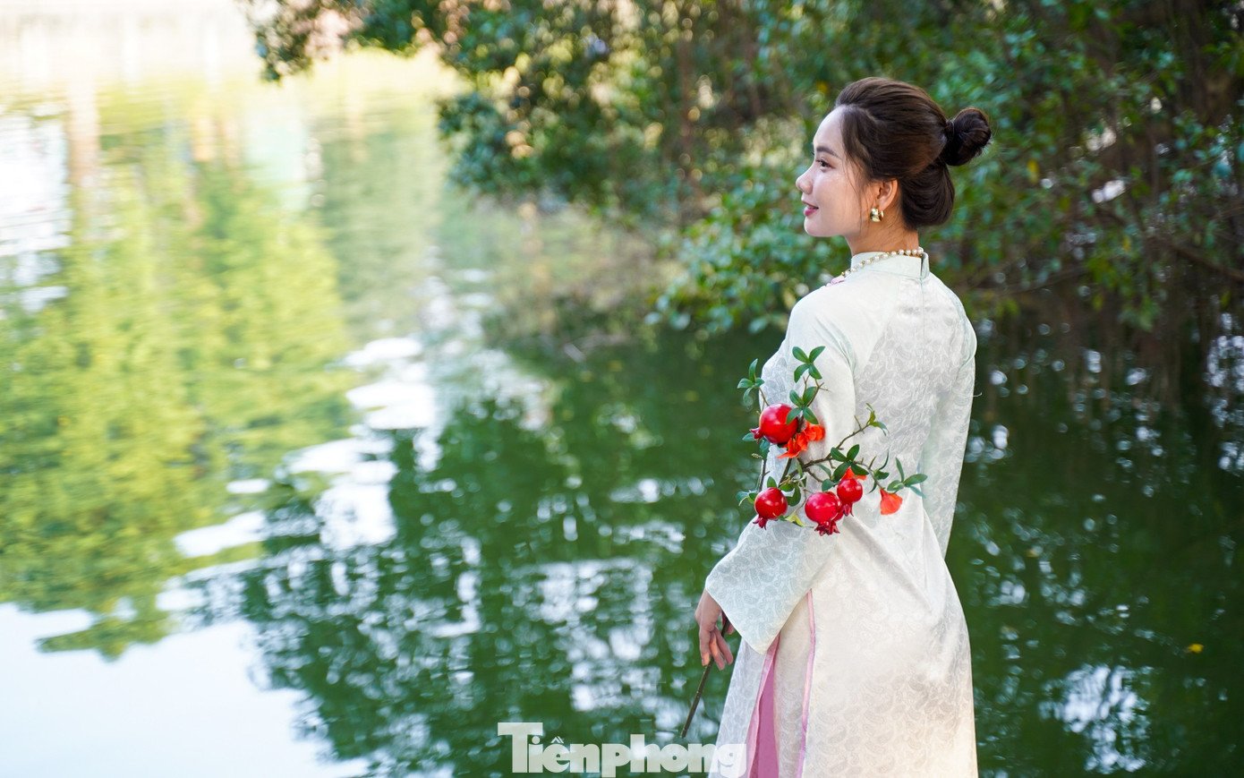 “Nàng thơ” thả dáng bên mặt nước xanh, lưu giữ những khoảnh khắc dịu dàng trong tà áo truyền thống.