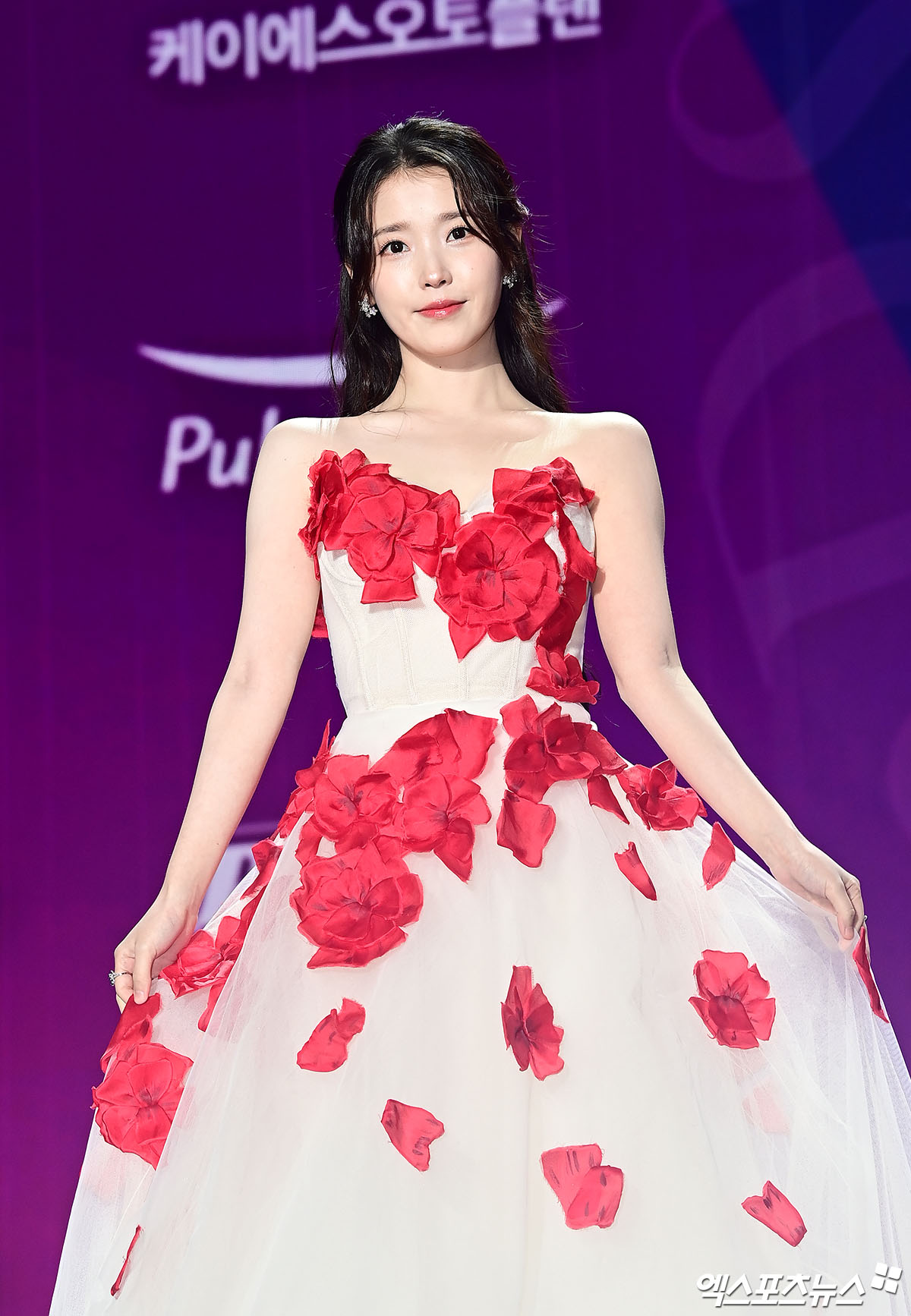 Siêu thảm tím APAN Star Awards 2025: IU hóa “nữ thần mùa xuân”, 2 bạn trai màn ảnh của Yoona đụng độ- Ảnh 2.