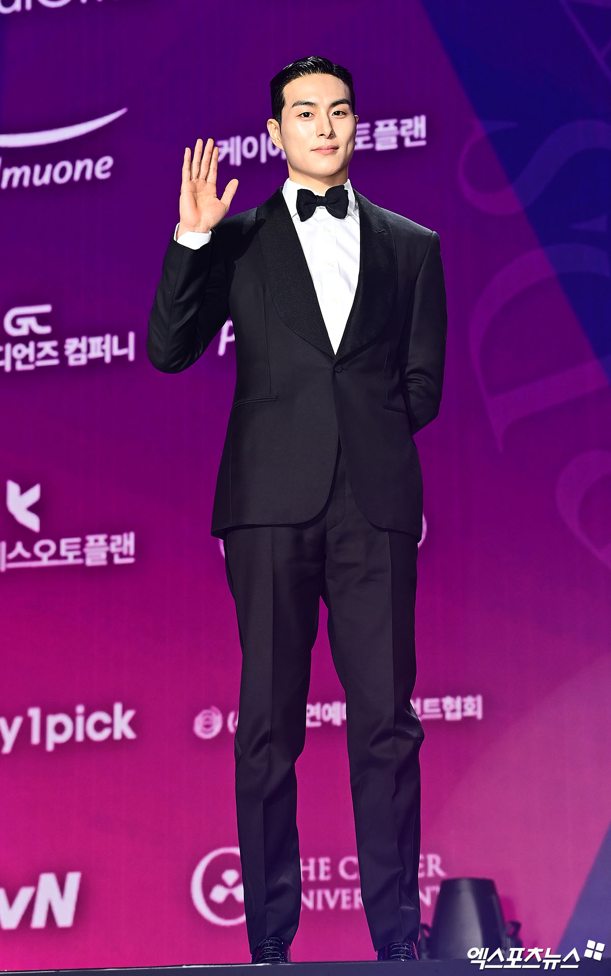 Siêu thảm tím APAN Star Awards 2025: IU hóa “nữ thần mùa xuân”, 2 bạn trai màn ảnh của Yoona đụng độ- Ảnh 26.