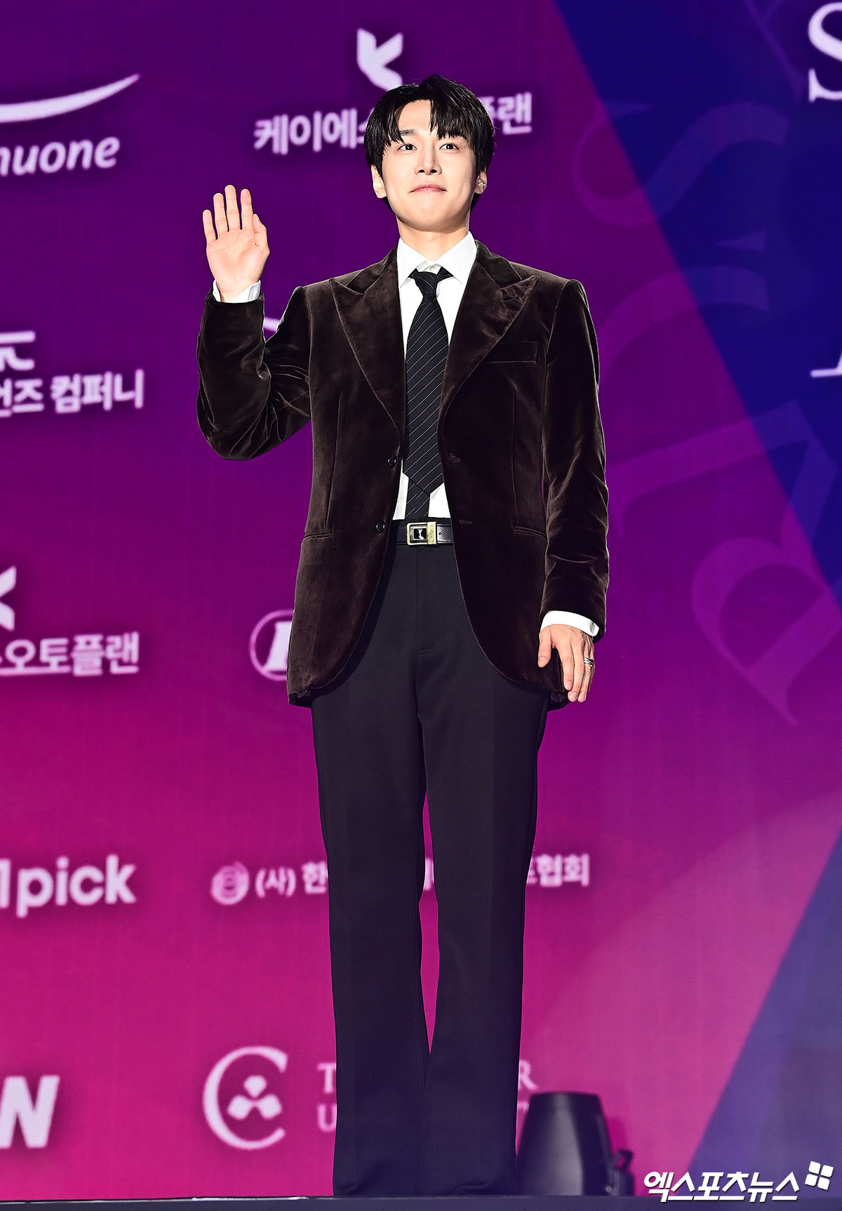 Siêu thảm tím APAN Star Awards 2025: IU hóa “nữ thần mùa xuân”, 2 bạn trai màn ảnh của Yoona đụng độ- Ảnh 25.