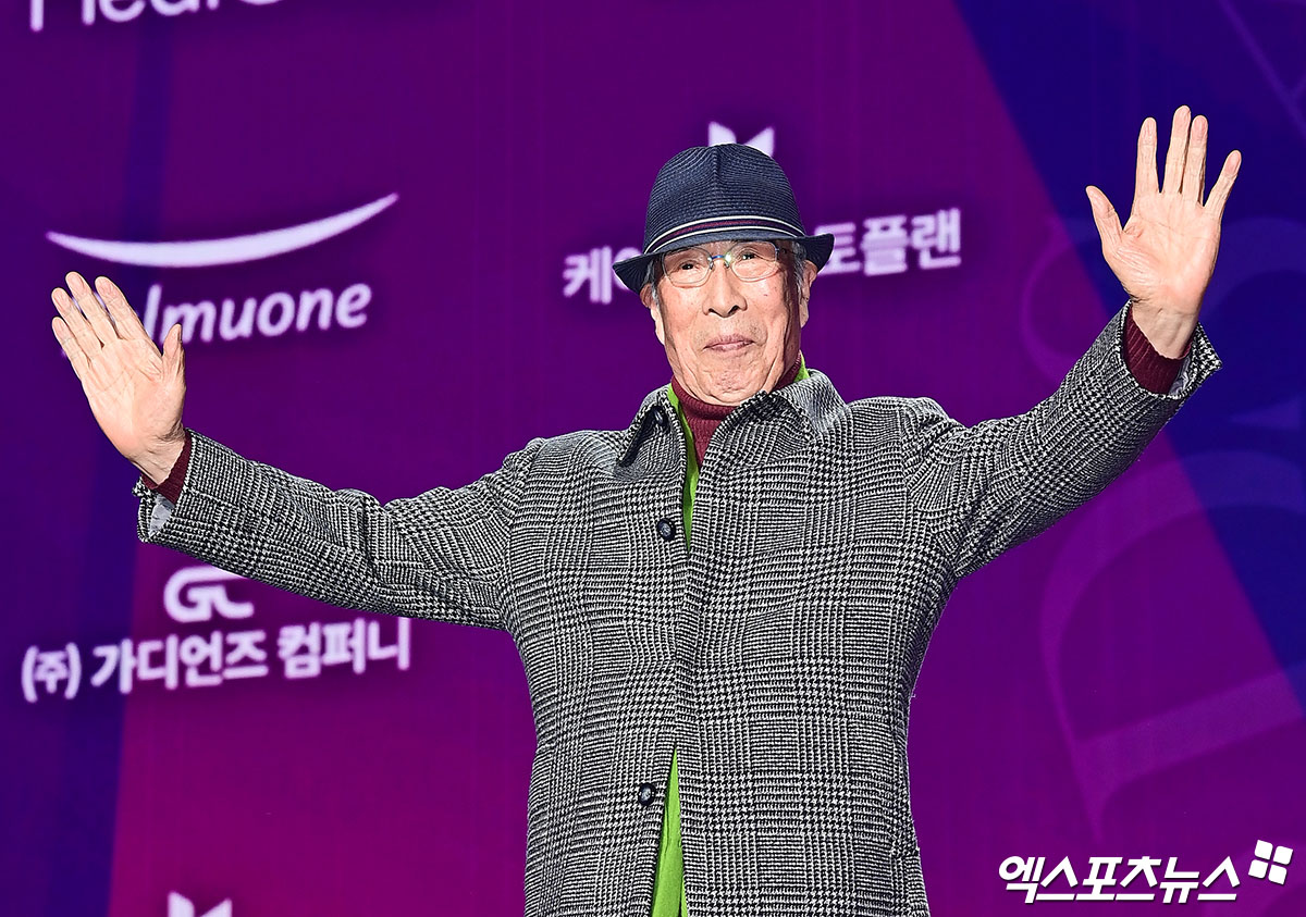 Siêu thảm tím APAN Star Awards 2025: IU hóa “nữ thần mùa xuân”, 2 bạn trai màn ảnh của Yoona đụng độ- Ảnh 30.