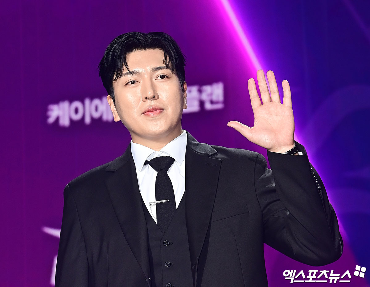 Siêu thảm tím APAN Star Awards 2025: IU hóa “nữ thần mùa xuân”, 2 bạn trai màn ảnh của Yoona đụng độ- Ảnh 31.