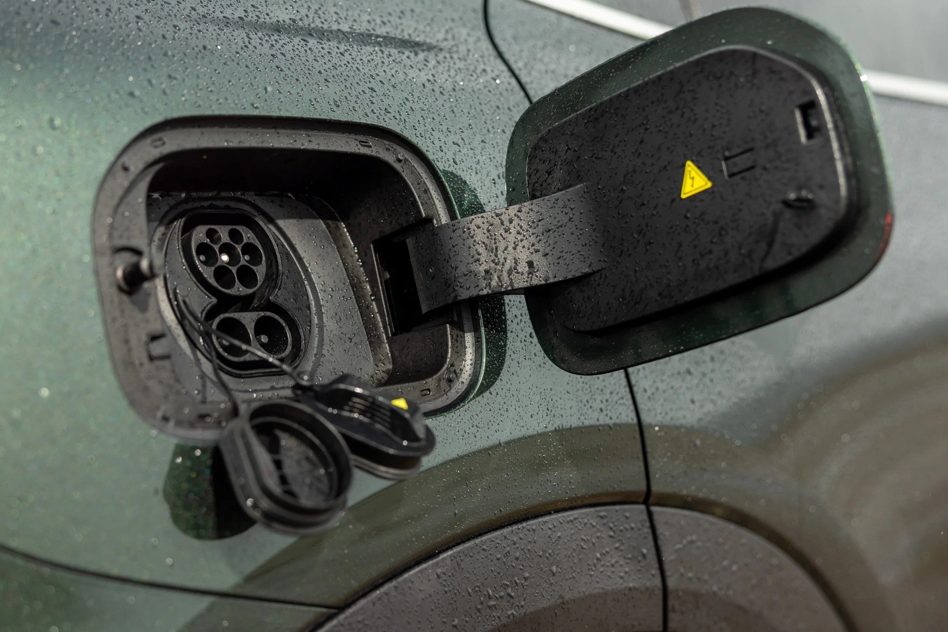 Khách Việt mua ô tô gầm cao cỡ C sắp có thêm lựa chọn xe PHEV mới - 15