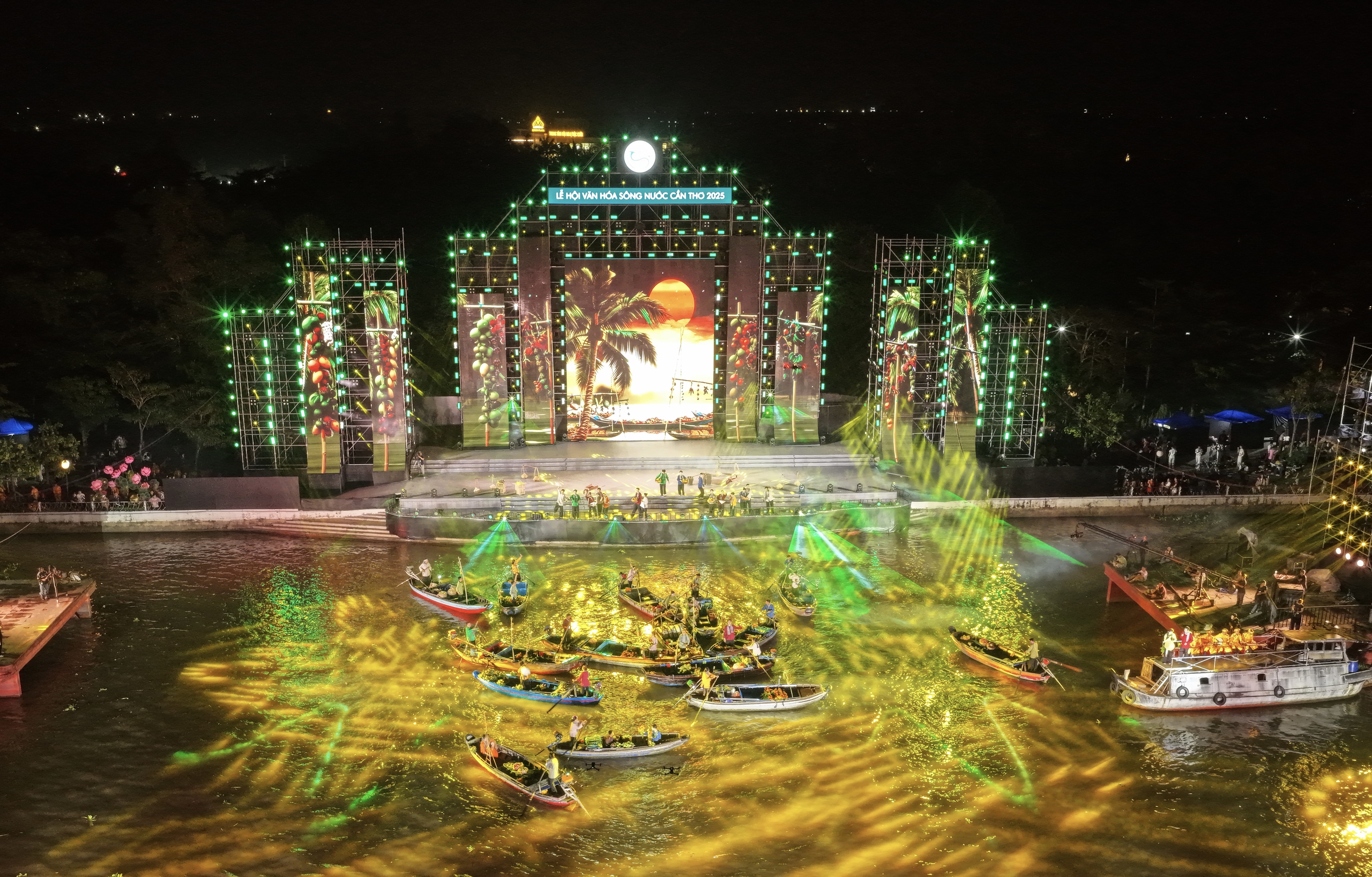 Cẩm Ly tái xuất, NSƯT Như Huỳnh xúc động khi trình diễn trước khán giả Cần Thơ- Ảnh 3.