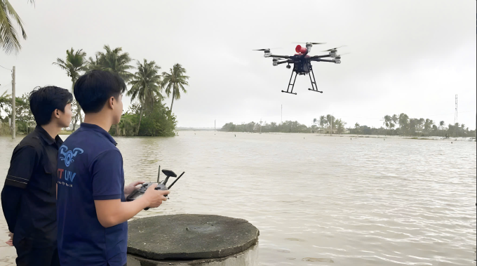 Hoạt động dùng UAV cứu trợ vùng lũ. Ảnh: CT Group