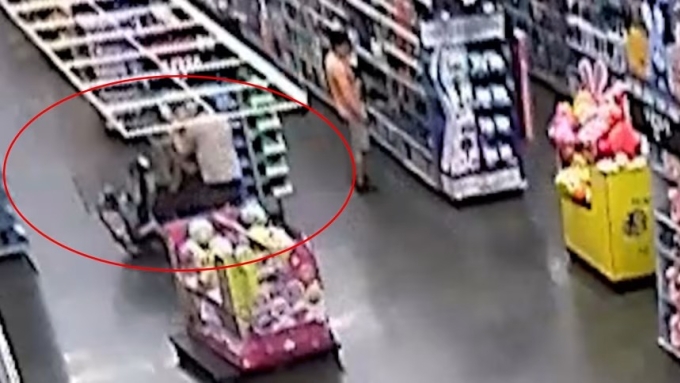 Mahendra Mick Patel được nhìn thấy tương tác với người phụ nữ đi cùng hai con nhỏ ở Walmart. Ảnh: The Merchant Law Firm