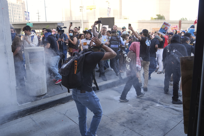 Người biểu tình phản đối cuộc trấn áp nhập cư ở Los Angeles, bang California, hồi tháng 6. Ảnh: AP