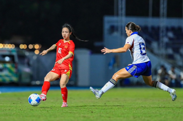 Trong SEA Games 33, Trần Thị Duyên được nhận xét thi đấu đầy nỗ lực, phòng ngự lăn xả, cho thấy sự tiến bộ vượt bậc trong khả năng hỗ trợ tấn công và thường xuyên được HLV Mai Đức Chung tin tưởng xếp đá chính. Ảnh: HP - MD .