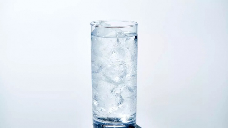 10 loại thực phẩm làm tăng nguy cơ sỏi thận, nhiều người vẫn ăn hàng ngày mà không biết 3 Nước giúp pha loãng nước tiểu phòng ngừa sỏi thận.