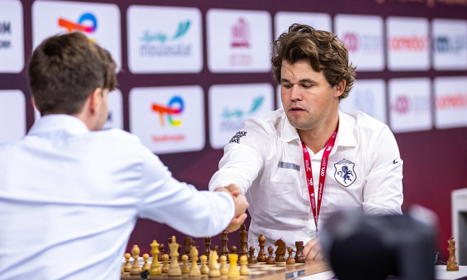 Carlsen trước ván đấu với Jorden Van Foreest ở vòng 8 giải cờ chớp thế giới tại Doha, Qatar ngày 29/12/2025. Ảnh: FIDE