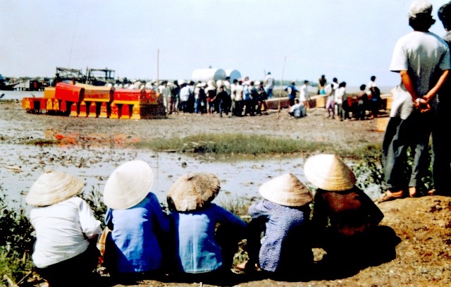 Làng góa phụ sau bão Linda