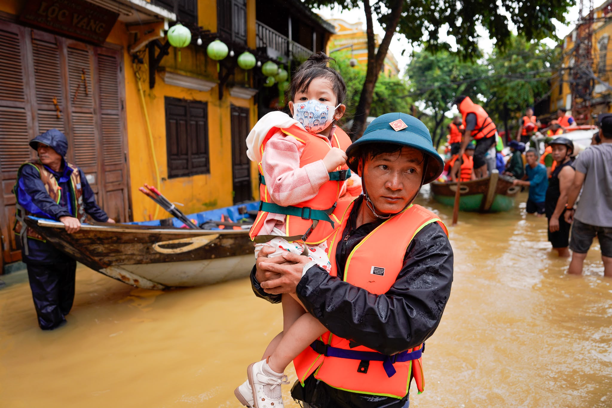 Lực lượng chức năng sơ tán người dân