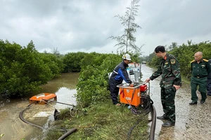 Chùm ảnh khẩn trương khắc phục sự cố tràn dầu tại Quảng Ngãi