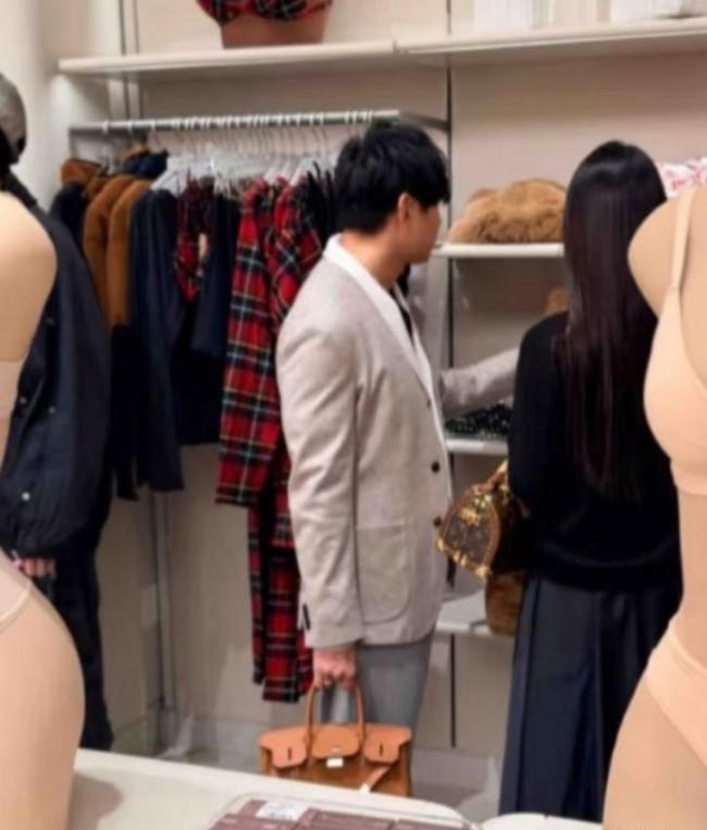 Hot nhất cuối năm: Thiếu gia số 1 showbiz công khai hẹn hò thiên kim kém 21 tuổi, nhìn khung hình chung mà sốc ngang- Ảnh 3.