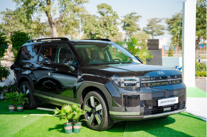 Hyundai Santa Fe Hybrid thế hệ mới là tâm điểm của khu trưng bày. Ảnh: HTV