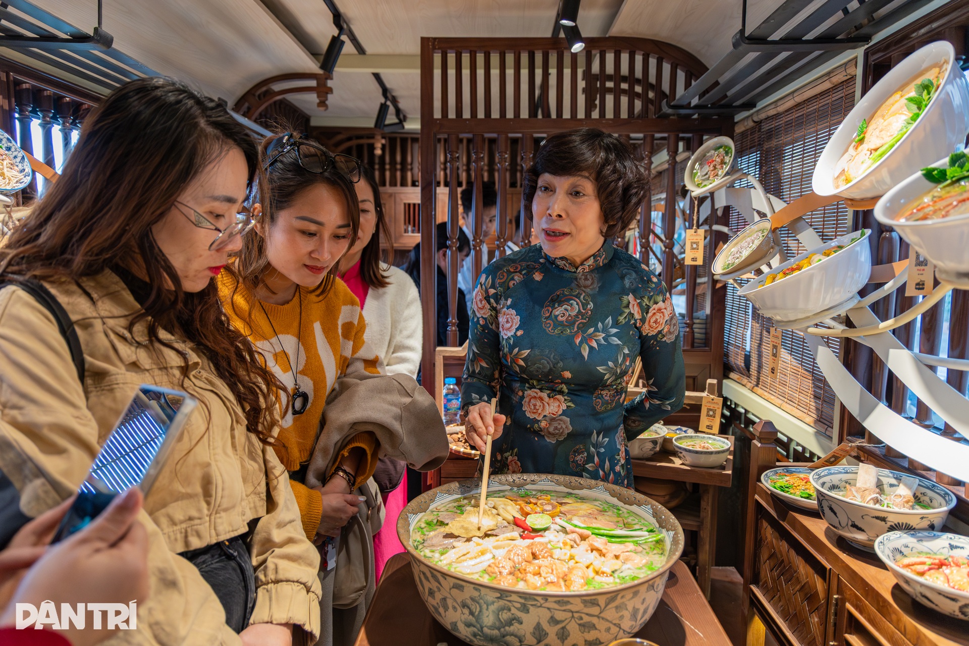 Toa tàu Hà Nội đưa khách “xuyên không” về ăn phở, uống cà phê thời bao cấp  - 2