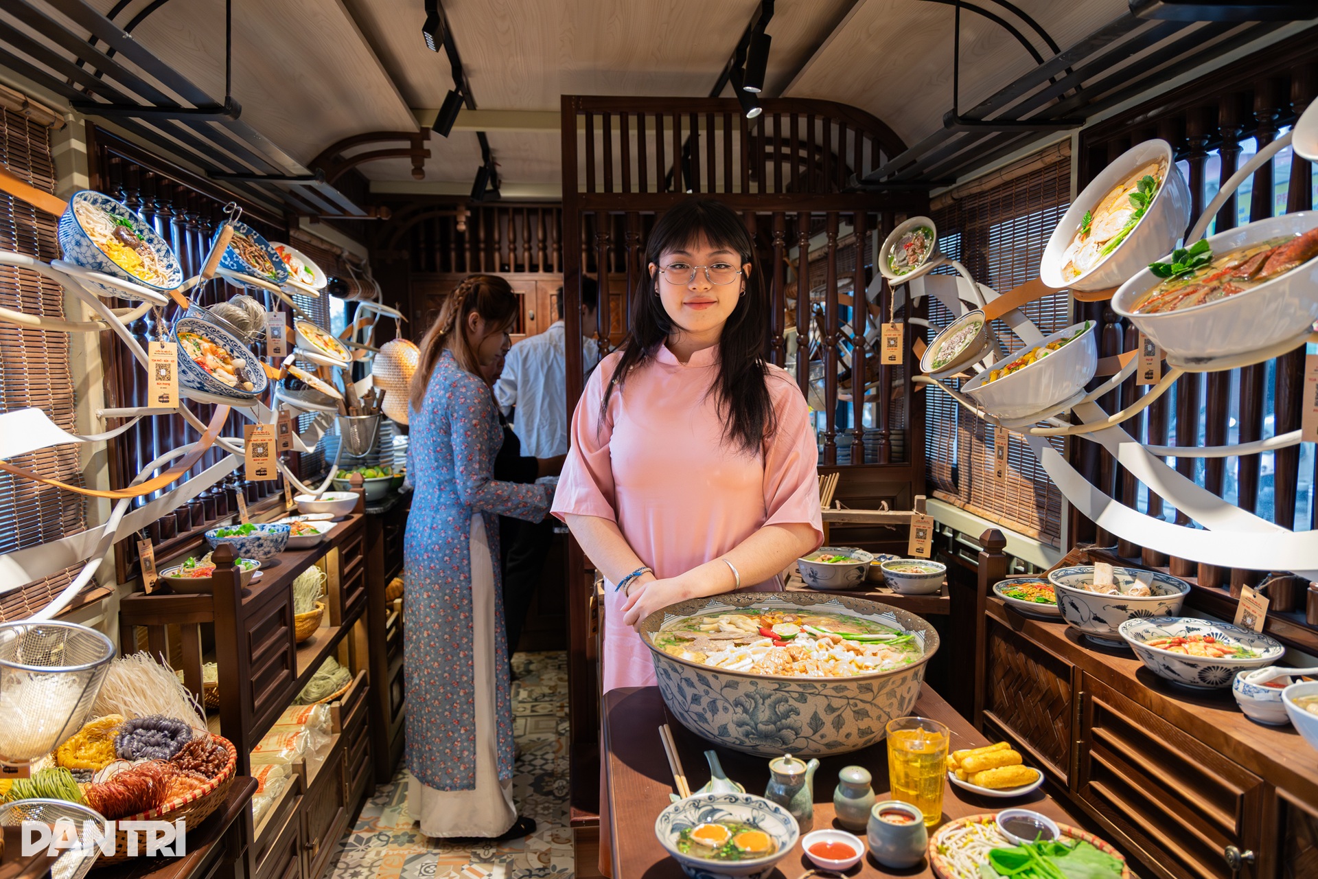 Toa tàu Hà Nội đưa khách “xuyên không” về ăn phở, uống cà phê thời bao cấp  - 4