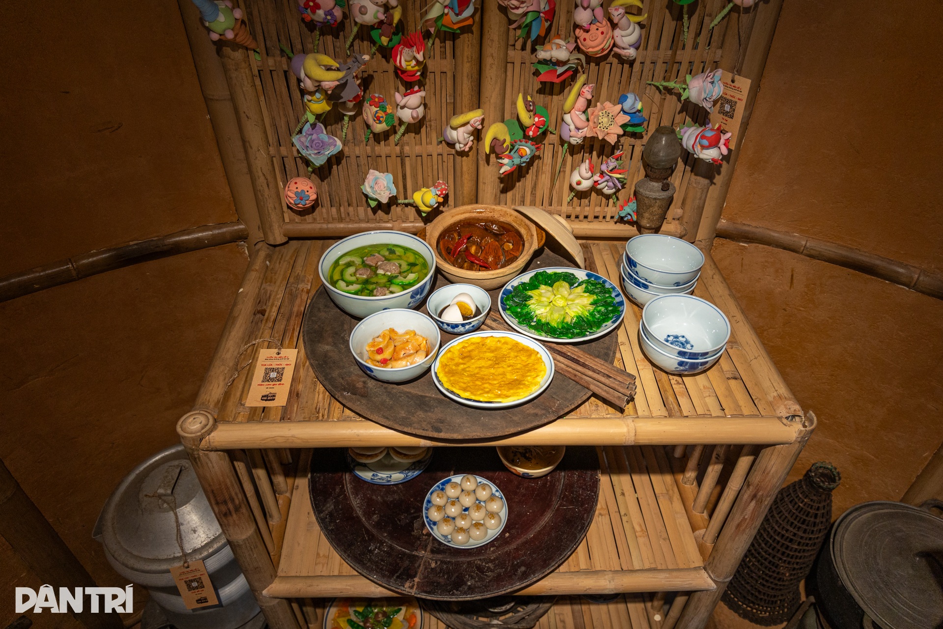 Toa tàu Hà Nội đưa khách “xuyên không” về ăn phở, uống cà phê thời bao cấp  - 10