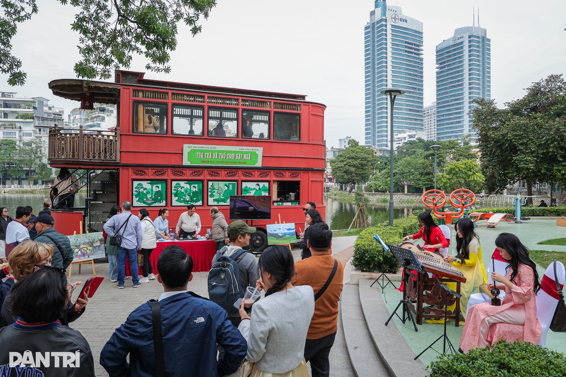 Toa tàu Hà Nội đưa khách “xuyên không” về ăn phở, uống cà phê thời bao cấp  - 12