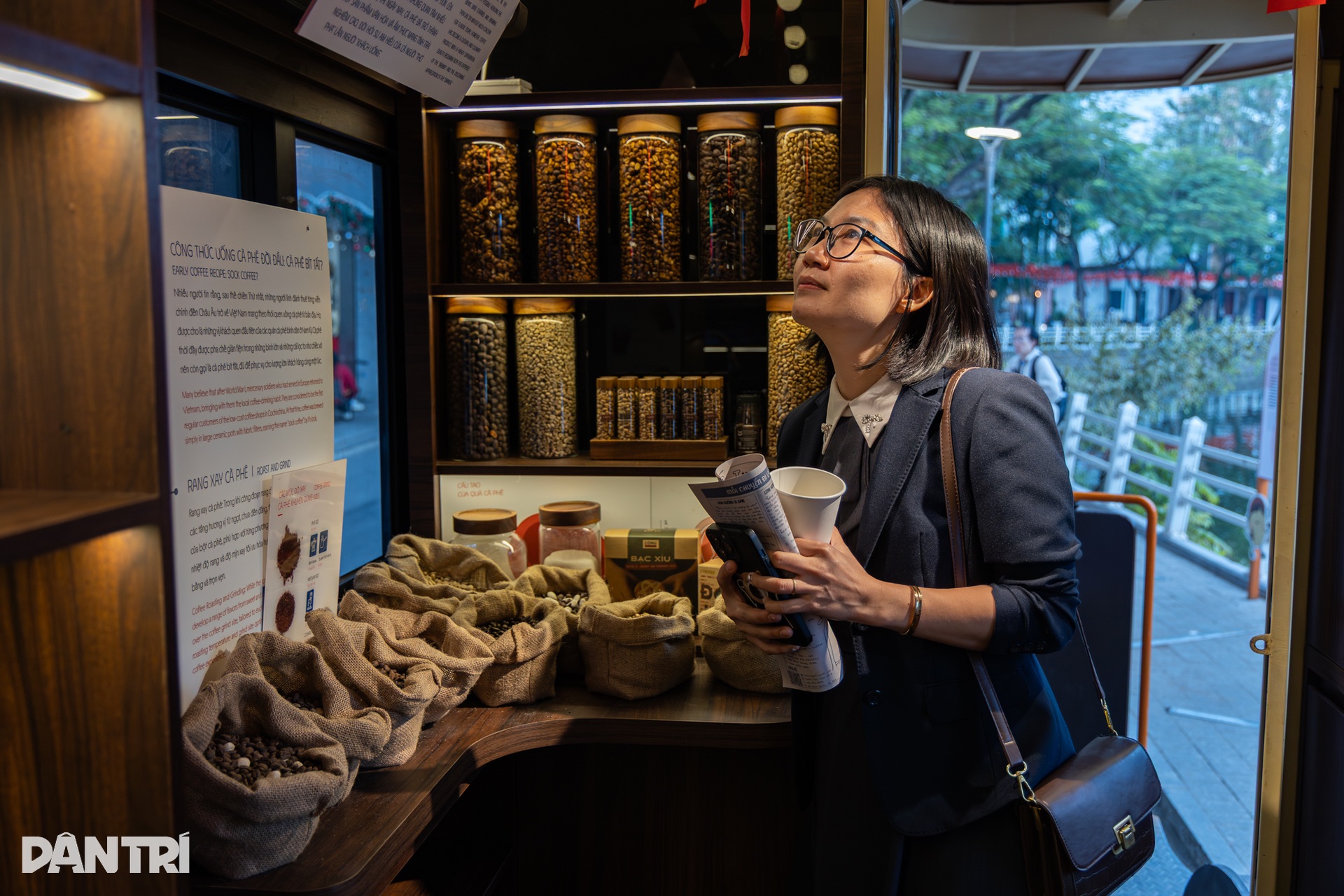 Toa tàu Hà Nội đưa khách “xuyên không” về ăn phở, uống cà phê thời bao cấp  - 14