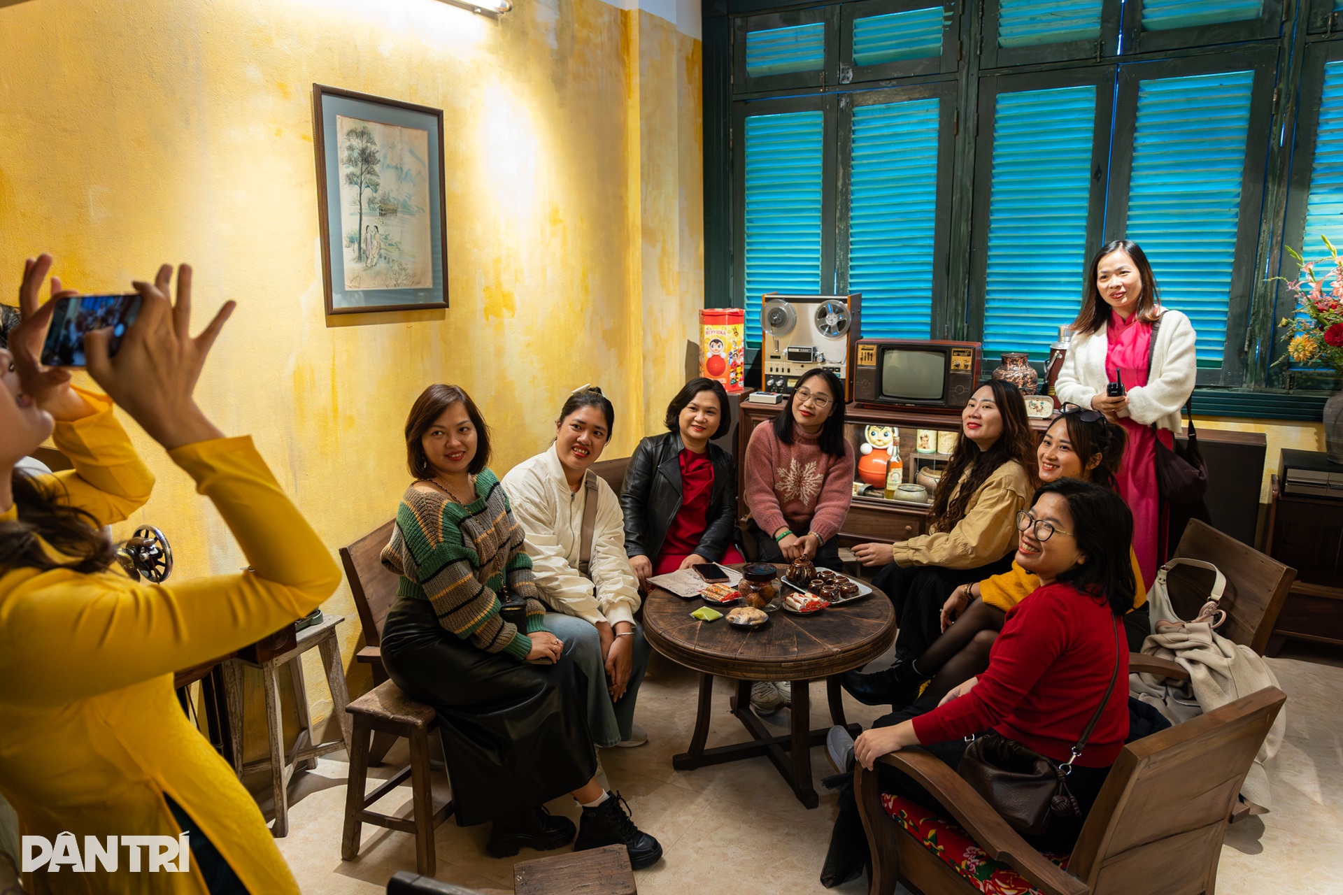 Toa tàu Hà Nội đưa khách “xuyên không” về ăn phở, uống cà phê thời bao cấp  - 15