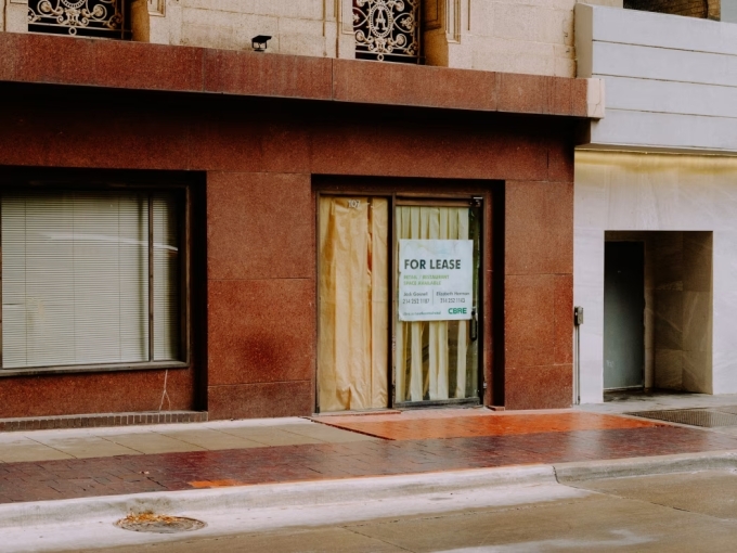 Hàng quán đóng cửa trên phố Akard Street, downtown Dallas. Ảnh: WSJ