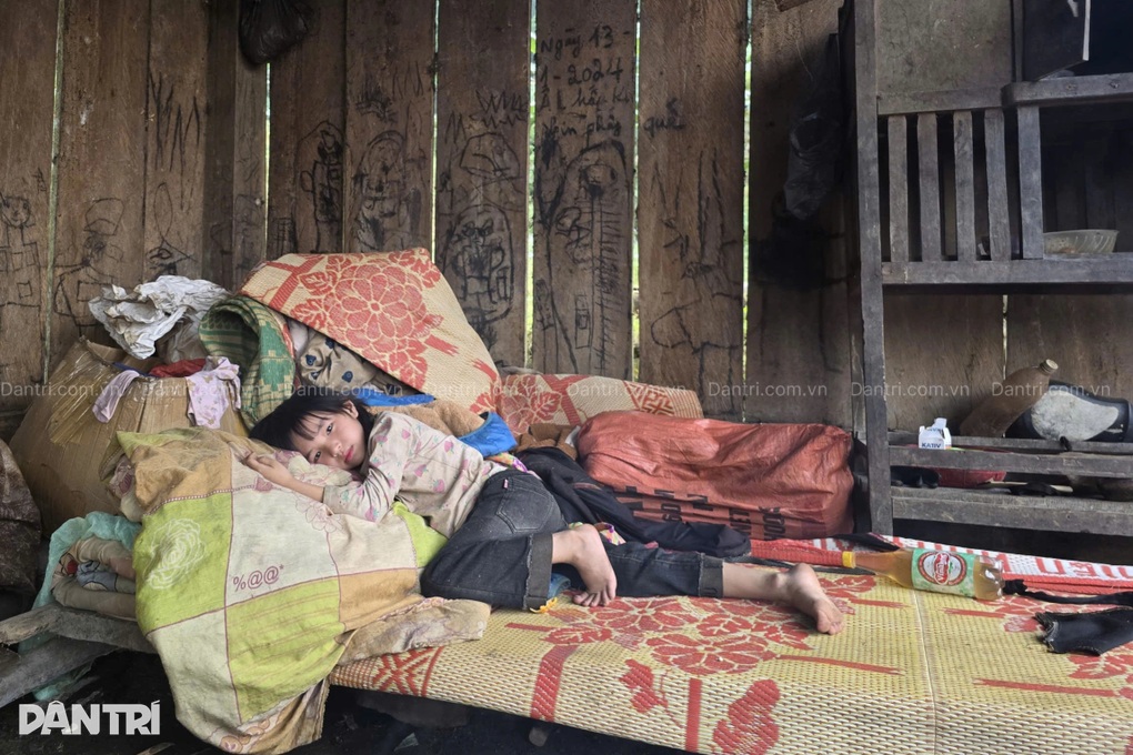 Gia đình người Dao nghèo cùng kiệt, 2 con thơ bệnh tật trong căn nhà nát - 2