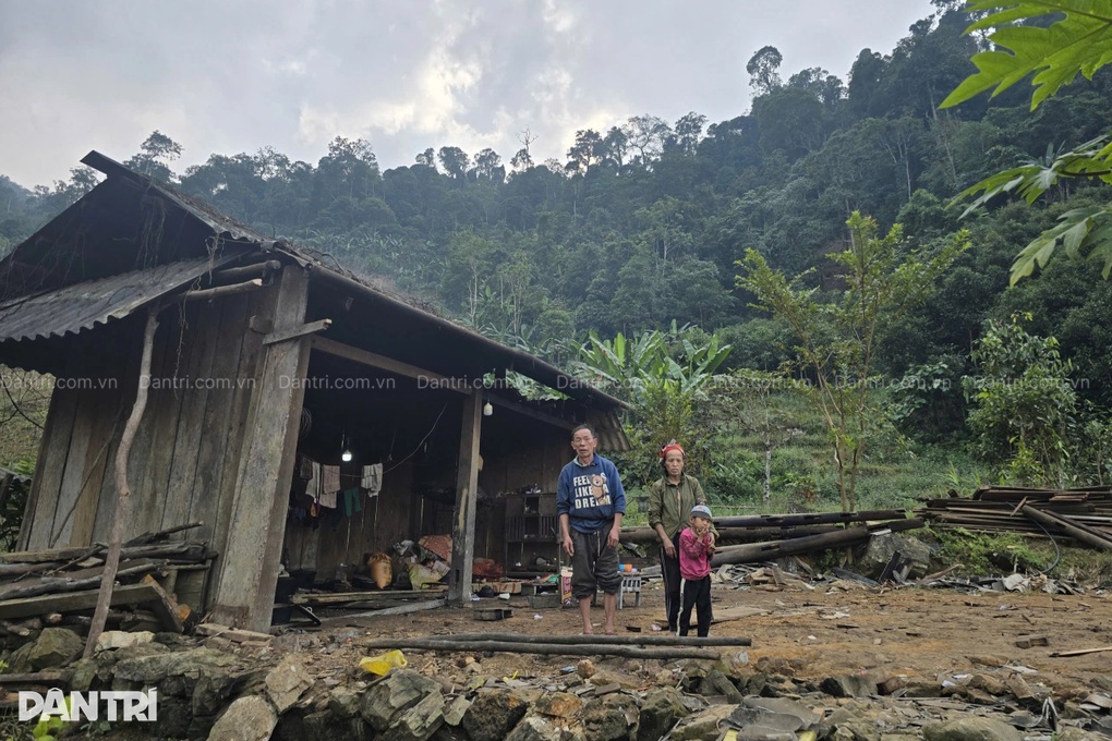 Gia đình người Dao nghèo cùng kiệt, 2 con thơ bệnh tật trong căn nhà nát - 4