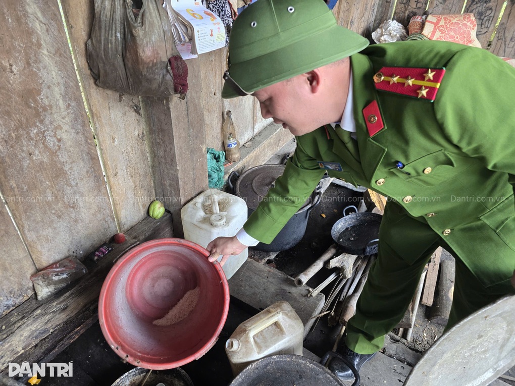 Gia đình người Dao nghèo cùng kiệt, 2 con thơ bệnh tật trong căn nhà nát - 6