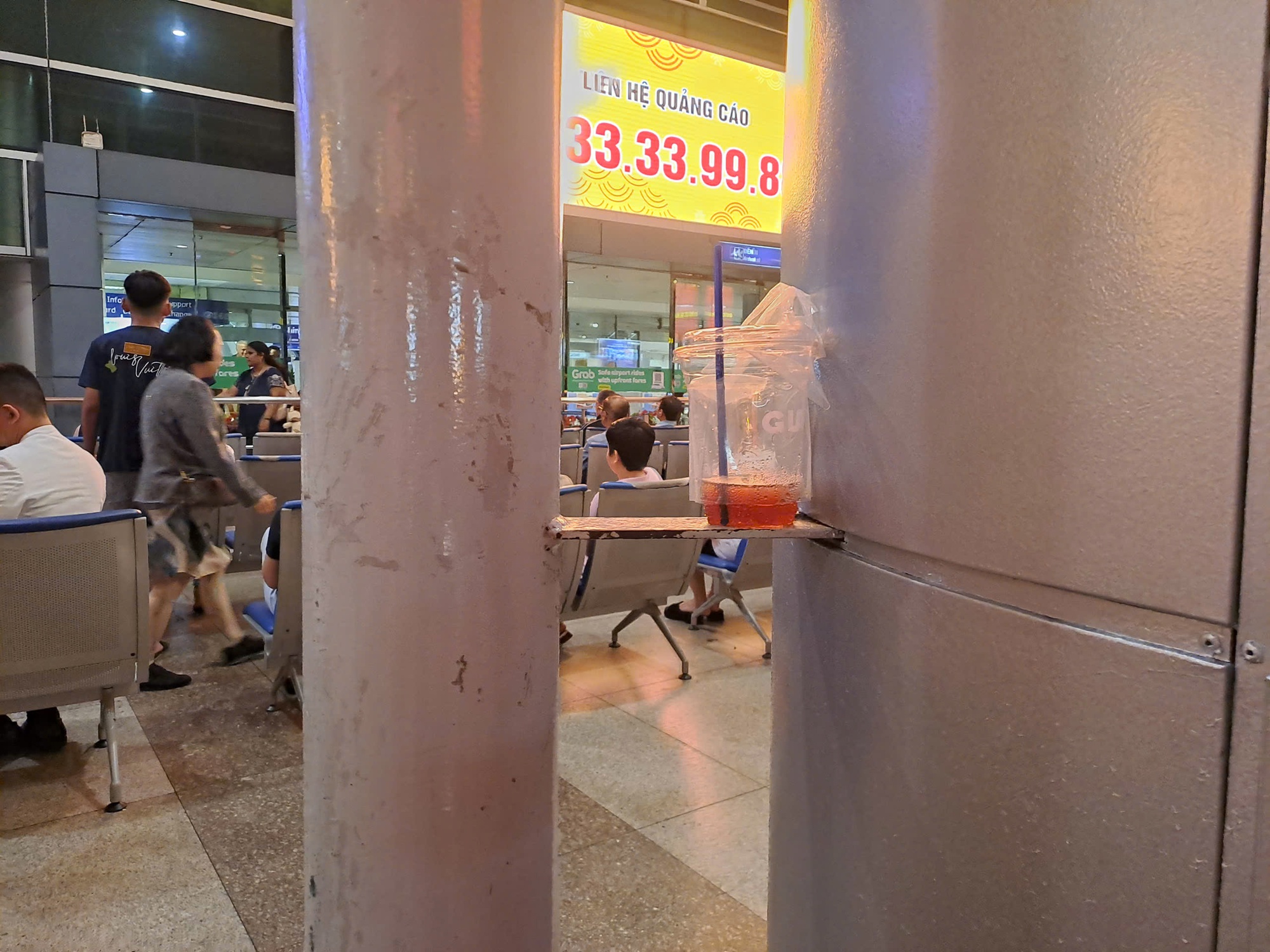 Sân bay Tân Sơn Nhất: Khách đông, rác cũng 