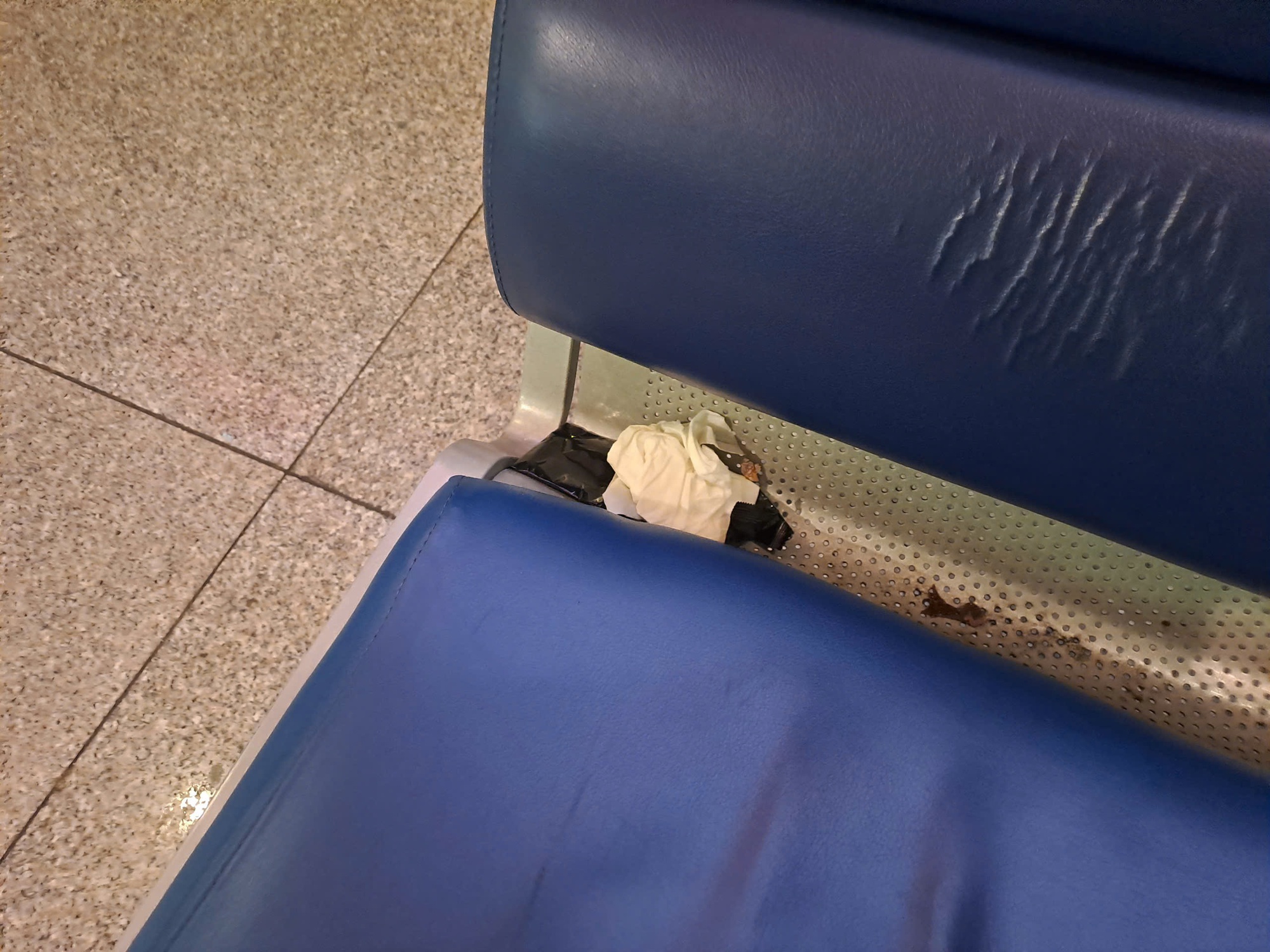 Sân bay Tân Sơn Nhất: Khách đông, rác cũng 