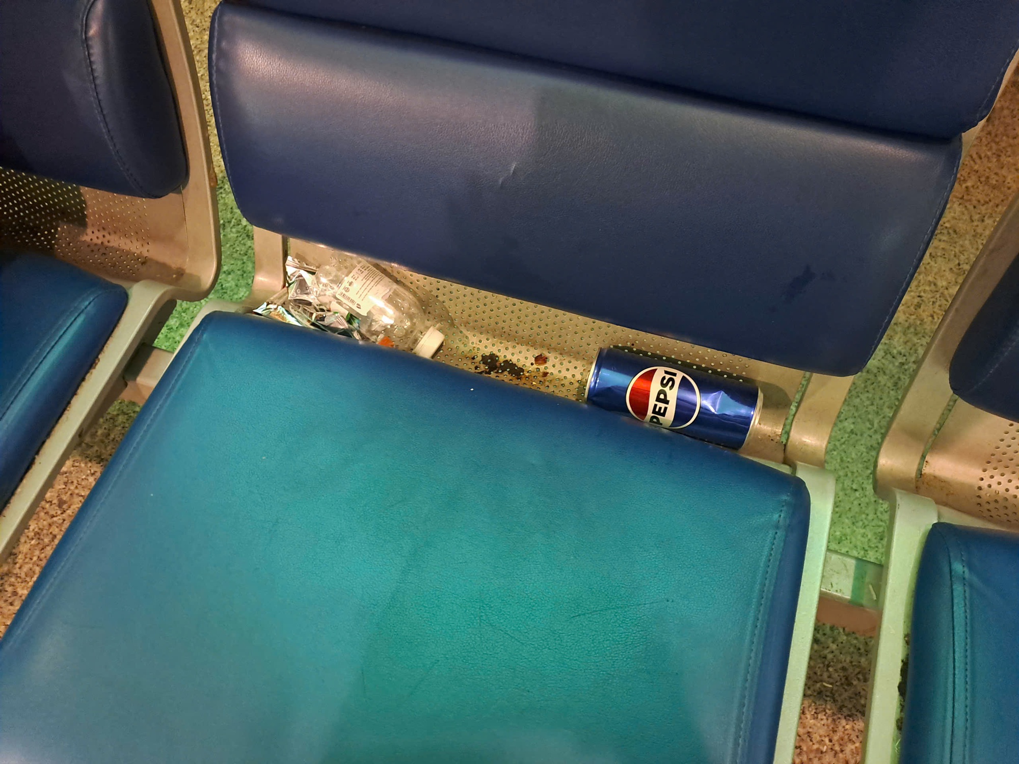 Sân bay Tân Sơn Nhất: Khách đông, rác cũng 