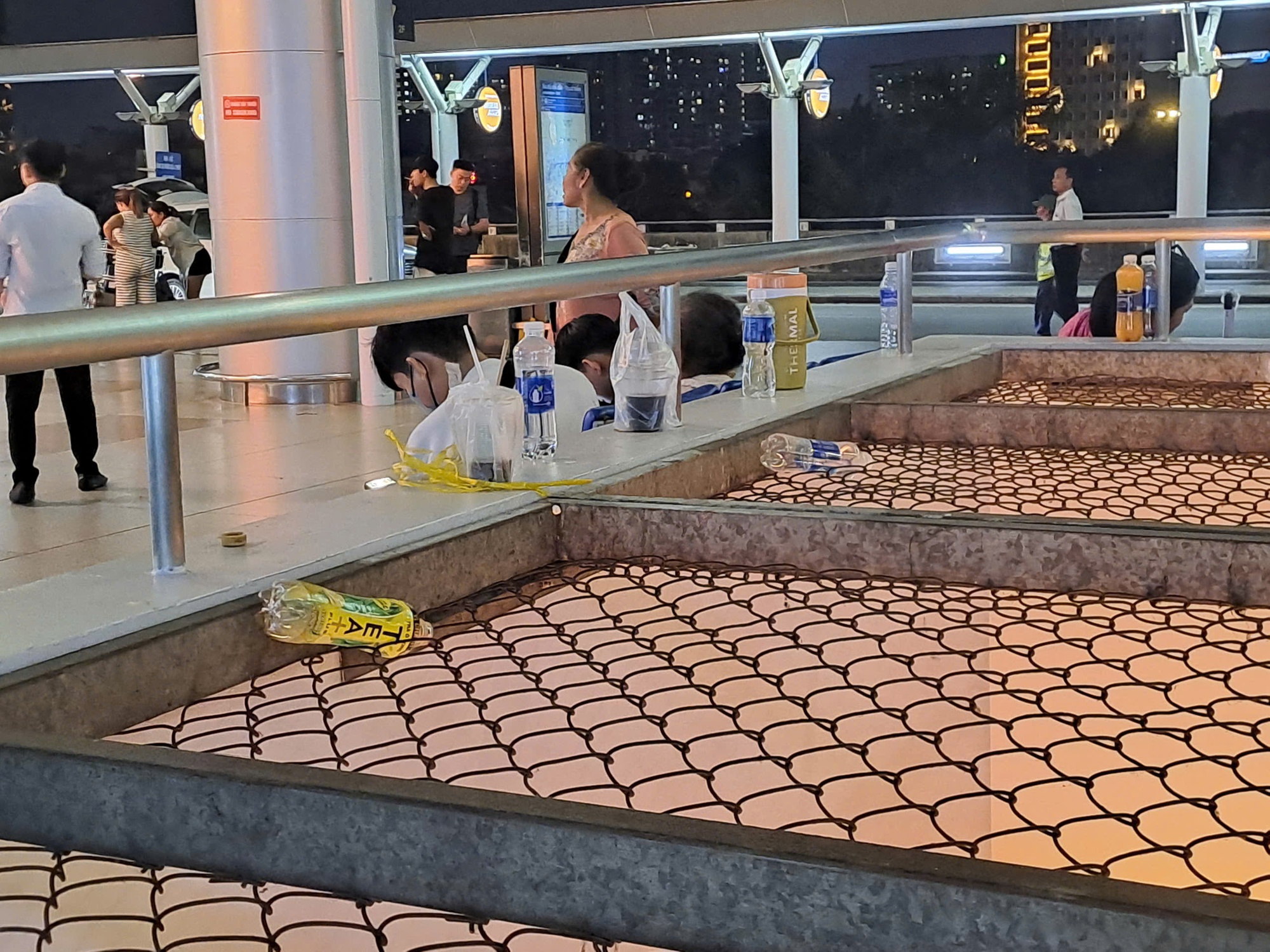 Sân bay Tân Sơn Nhất: Khách đông, rác cũng 