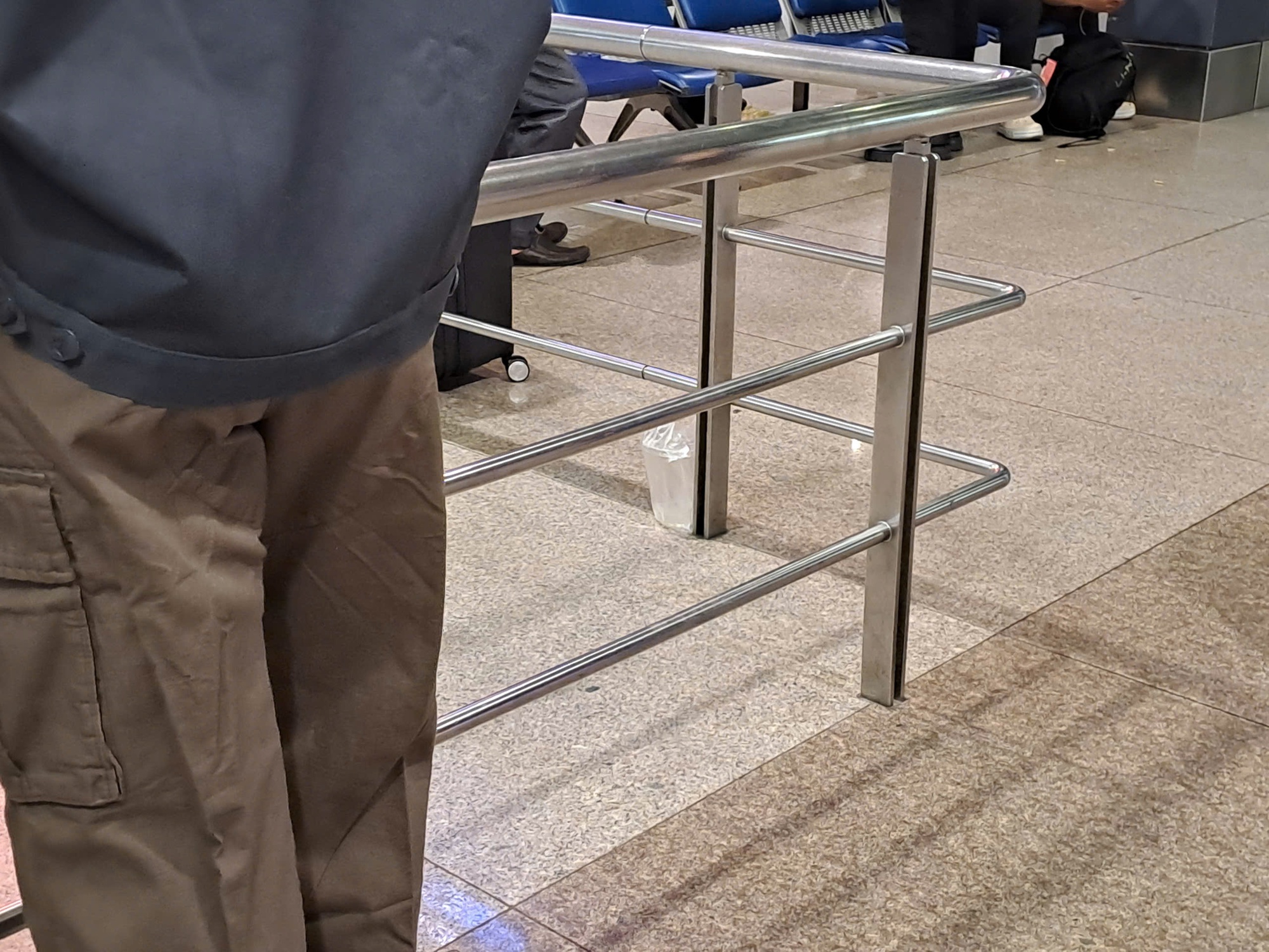 Sân bay Tân Sơn Nhất: Khách đông, rác cũng 