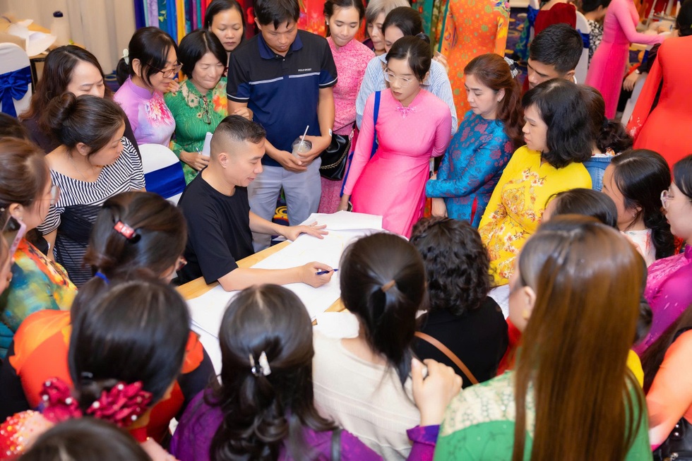 Những thiết kế thời trang ăn bám áo dài Việt - 3