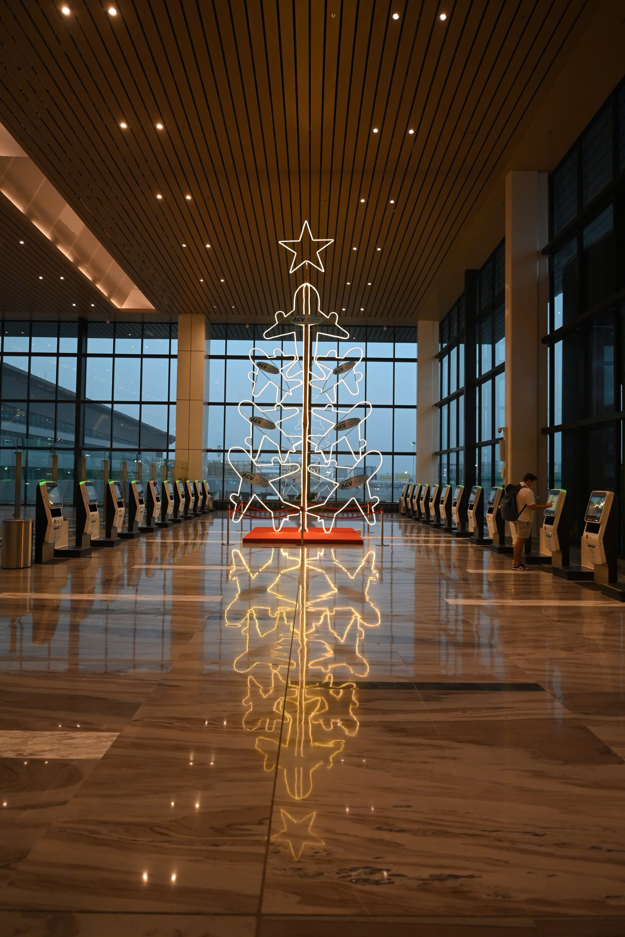 Nhà ga T3 Tân Sơn Nhất 'lên đồ' lung linh đón hàng vạn khách đầu năm mới - Ảnh 3.