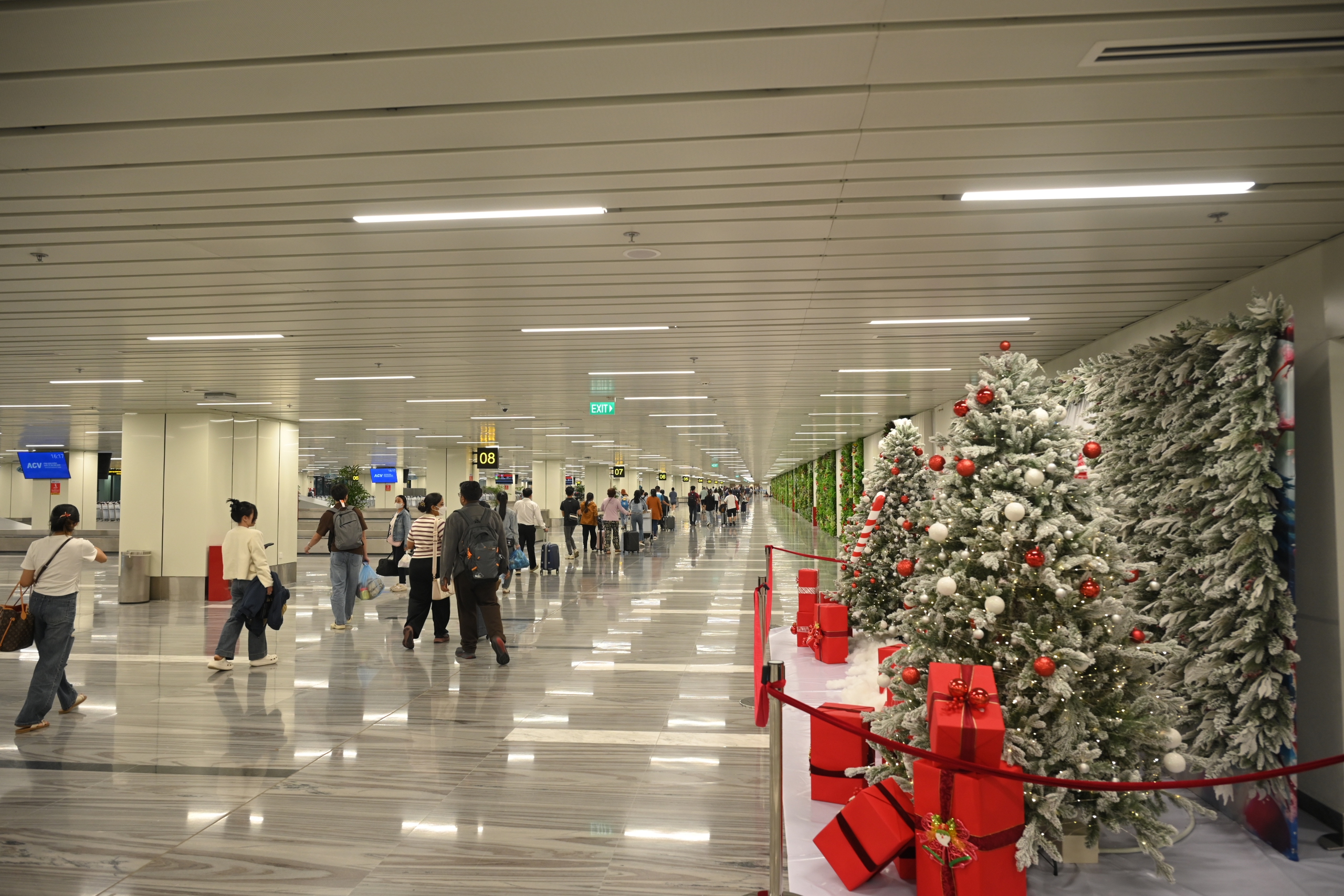 Nhà ga T3 Tân Sơn Nhất 'lên đồ' lung linh đón hàng vạn khách đầu năm mới - Ảnh 4.