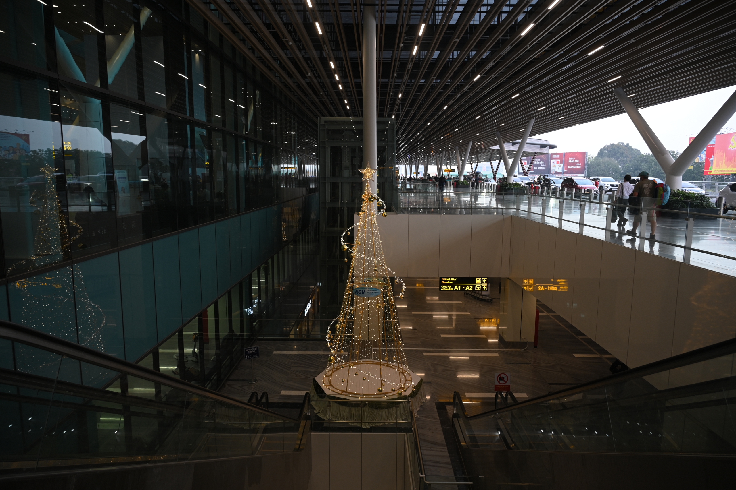 Nhà ga T3 Tân Sơn Nhất 'lên đồ' lung linh đón hàng vạn khách đầu năm mới - Ảnh 5.