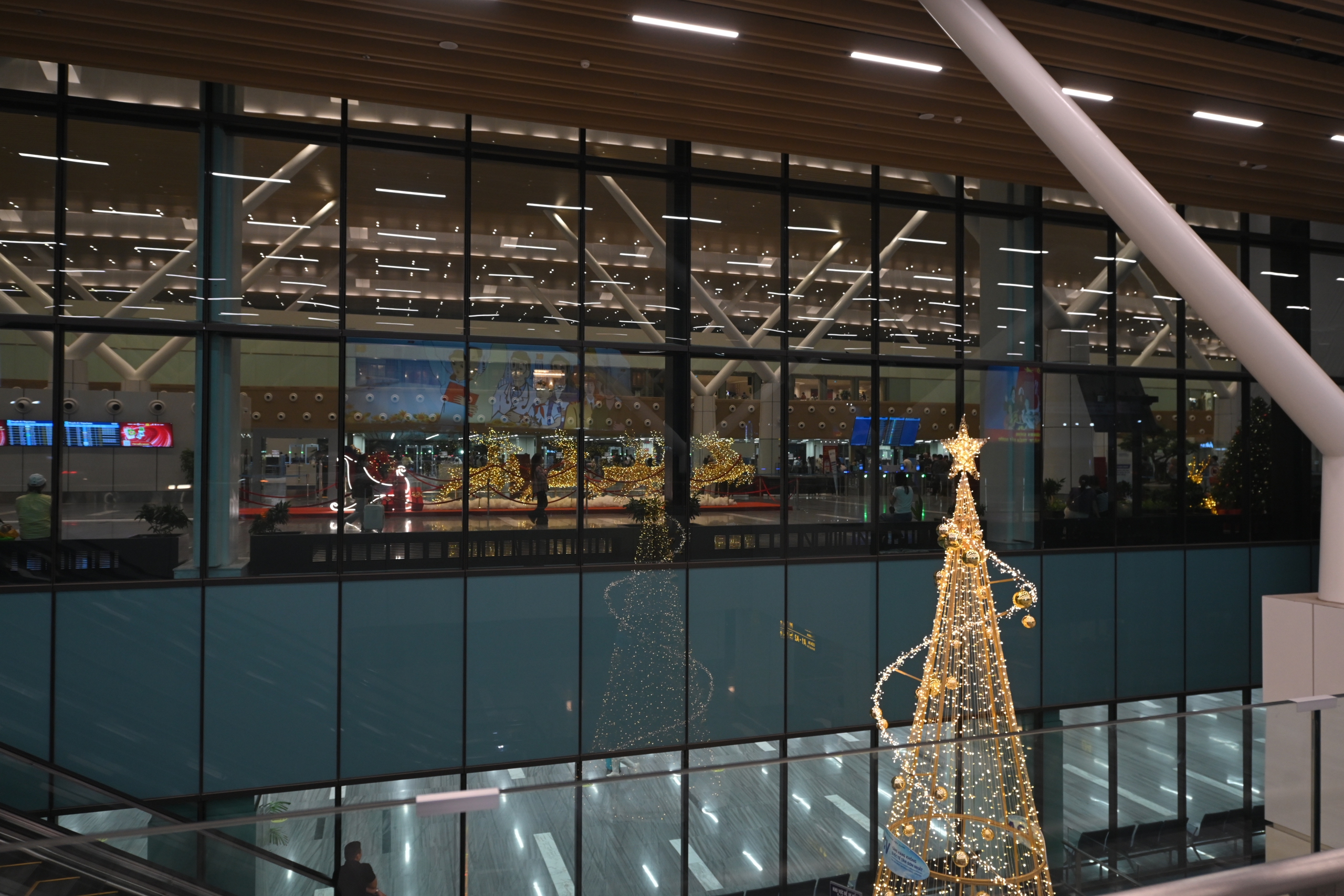 Nhà ga T3 Tân Sơn Nhất 'lên đồ' lung linh đón hàng vạn khách đầu năm mới - Ảnh 6.