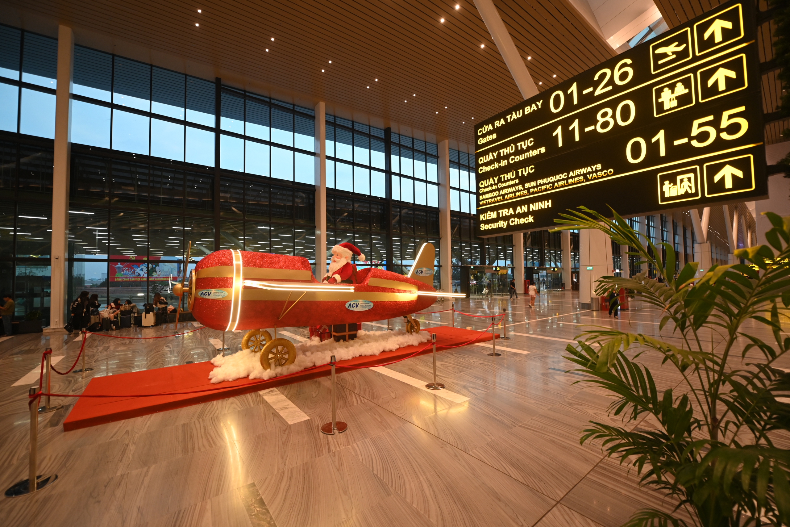 Nhà ga T3 Tân Sơn Nhất 'lên đồ' lung linh đón hàng vạn khách đầu năm mới - Ảnh 7.