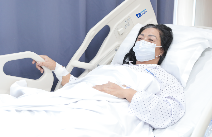 Bà Thủy tỉnh táo, có thể trò chuyện sau vài giờ can thiệp. Ảnh: Trung Vũ